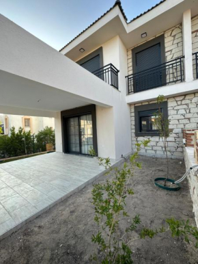 Karaburun Mordoğanda Havuzlu & Bahçeli Lüx Villa